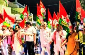अखिलेश यादव को पुलिस द्वारा डिटेन किए जाने की सूचना पर फतेहपुर में सपा कार्यकर्ताओं का प्रदर्शन