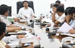 बॉर्डर क्षेत्र की खाद दुकानों की निरंतर हो चेकिंग, किसानों को रोस्टर के अनुसार वितरित हो उर्वरक: जिलाधिकारी