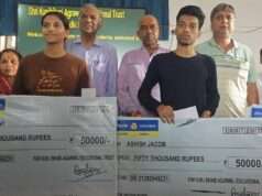 आईआईटी प्रवेश परीक्षा में सफल तीन मेधावियों को 50-50 हजार रुपये देकर किया सम्मानित