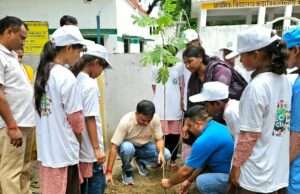 एक पेड़ मां के नाम’ अभियान के तहत बीआरसी कड़ा परिसर में हुआ पौधरोपण, संरक्षण का लिया संकल्प