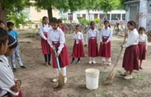 संचारी रोग नियंत्रण अभियान के अन्तर्गत माध्यमिक विद्यालयों में विशेष सफाई अभियान चलाया गया