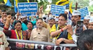 जंतर-मंतर घटना और नीट पेपर लीक के विरोध में आप ने किया प्रर्दशन