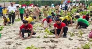 एक दिन में 39.09 लाख पौधे रोपकर कुशीनगर ने बनाया रिकॉर्ड, मधुरिया में बना ‘अविरल धारा वन