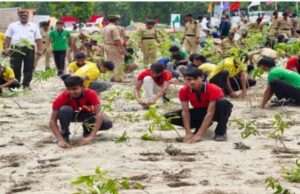 एक दिन में 39.09 लाख पौधे रोपकर कुशीनगर ने बनाया रिकॉर्ड, मधुरिया में बना ‘अविरल धारा वन