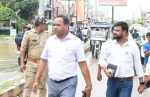 सिद्धार्थनगर में भारी बारिश के बाद जलजमाव का जिलाधिकारी ने किया निरीक्षण, जल निकासी के दिए सख्त निर्देश