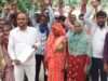 सड़क और बिजली की समस्या को लेकर ग्रामीणों ने डीएम को सौंपा ज्ञापन