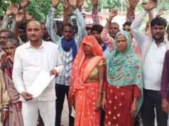 सड़क और बिजली की समस्या को लेकर ग्रामीणों ने डीएम को सौंपा ज्ञापन