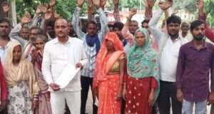 सड़क और बिजली की समस्या को लेकर ग्रामीणों ने डीएम को सौंपा ज्ञापन