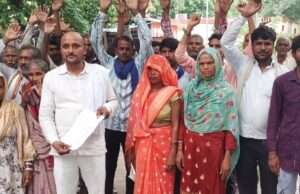 सड़क और बिजली की समस्या को लेकर ग्रामीणों ने डीएम को सौंपा ज्ञापन