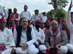 भाजपा सांसद निशिकांत दुबे पर विभिन्न थानों में तहरीर दिए जाने के 24 घंटे से अधिक समय बीत जाने के बाद भी मुकदमा दर्ज नही करने पर सपा का सांकेतिक धरना