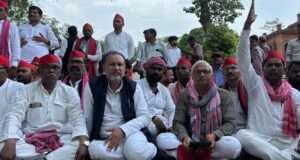 भाजपा सांसद निशिकांत दुबे पर विभिन्न थानों में तहरीर दिए जाने के 24 घंटे से अधिक समय बीत जाने के बाद भी मुकदमा दर्ज नही करने पर सपा का सांकेतिक धरना