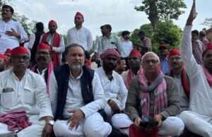 भाजपा सांसद निशिकांत दुबे पर विभिन्न थानों में तहरीर दिए जाने के 24 घंटे से अधिक समय बीत जाने के बाद भी मुकदमा दर्ज नही करने पर सपा का सांकेतिक धरना