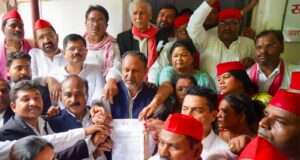 अखिलेश यादव पर सोशल मीडिया पर की गई बेबुनियाद टिप्पणी को लेकर सपाइयों ने राज्यपाल को सम्बोधित ज्ञापन जिलाधिकारी को सौंपा