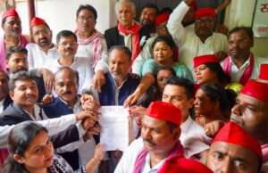अखिलेश यादव पर सोशल मीडिया पर की गई बेबुनियाद टिप्पणी को लेकर सपाइयों ने राज्यपाल को सम्बोधित ज्ञापन जिलाधिकारी को सौंपा