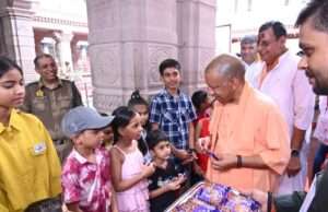 विंध्यधाम में दर्शन-पूजन के बाद बच्चों से मिले सीएम योगी, बांटी चॉकलेट