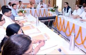 मिर्जापुर की 6 महत्वपूर्ण सड़कों के निर्माण/चौड़ीकरण के लिए केंद्रीय मंत्री अनुप्रिया पटेल ने मुख्यमंत्री योगी आदित्यनाथ को सौंपा पत्र