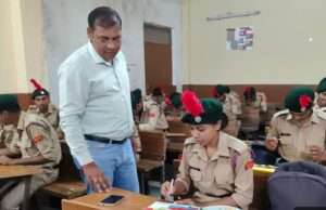 कारगिल वीरों को समर्पित पोस्टर मेकिंग प्रतियोगिता, एनसीसी कैडेटों ने दिखाई रचनात्मक प्रतिभा
