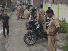 पुलिसकर्मियों पर हमला, दो सिपाही गिरफ्तार
