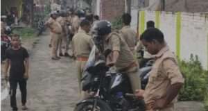 पुलिसकर्मियों पर हमला, दो सिपाही गिरफ्तार