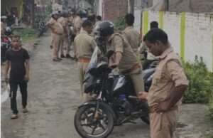 पुलिसकर्मियों पर हमला, दो सिपाही गिरफ्तार