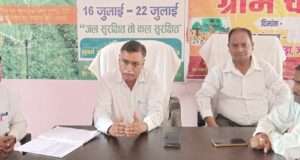 गांव की समस्या, गांव में समाधान: रामपुर बढ़नावा की ग्राम चौपाल में उठे पेयजल और चक मार्ग के मुद्दे