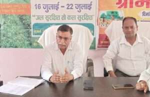 गांव की समस्या, गांव में समाधान: रामपुर बढ़नावा की ग्राम चौपाल में उठे पेयजल और चक मार्ग के मुद्दे