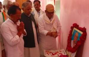 मामा अशोक सिंह के निधन पर ननिहाल पहुंचे अजय राय, श्रद्धासुमन अर्पित कर दी श्रद्धांजलि