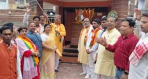 डॉ. श्यामा प्रसाद मुखर्जी की जयंती की पूर्व संध्या पर भाजपा नेता मनोज जायसवाल ने उनकी प्रतिमा पर पुष्पांजलि अर्पित कर दी श्रद्धांजलि