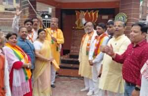 डॉ. श्यामा प्रसाद मुखर्जी की जयंती की पूर्व संध्या पर भाजपा नेता मनोज जायसवाल ने उनकी प्रतिमा पर पुष्पांजलि अर्पित कर दी श्रद्धांजलि