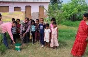 प्राथमिक विद्यालय। छोटी बीजू मऊ में एक पेड़ माँ के नाम अभियान के तहत हुआ पौधरोपण