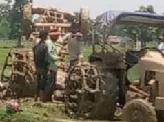 खेत की जुताई करते समय अनियंत्रित होकर पलट गया ट्रैक्टर, बाल बाल बचा चालक