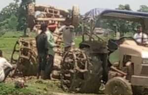 खेत की जुताई करते समय अनियंत्रित होकर पलट गया ट्रैक्टर, बाल बाल बचा चालक