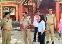 लालापुर स्थित मनकामेश्वर मंदिर की तैयारियों को लेकर उप जिलाधिकारी बारा शिखा संखवार और सहायक पुलिस आयुक्त बारा वेद व्यास मिश्रा ने लिया जायज़ा