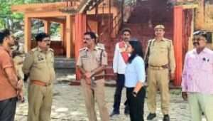 लालापुर स्थित मनकामेश्वर मंदिर की तैयारियों को लेकर उप जिलाधिकारी बारा शिखा संखवार और सहायक पुलिस आयुक्त बारा वेद व्यास मिश्रा ने लिया जायज़ा