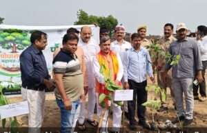 नगर निगम ने रिक्त भूमि पर किया वृक्षारोपण, जनप्रतिनिधियों व अधिकारियों ने निभाई सहभागिता