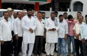 चकदहा ड्रेन की सफाई और जल निकासी की मांग को लेकर अजय लल्लू के नेतृत्व में DM को सौंपा ज्ञापन