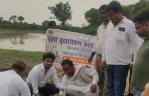 एक पेड़ मां के नाम थीम पर नगर पंचायत अध्यक्ष ने नगर वासियों के साथ किया वृक्षारोपण