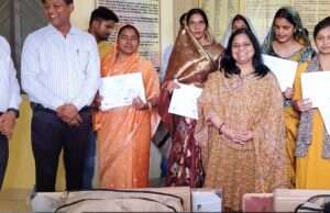 कुशीनगर में स्वरोजगार को बढ़ावा मुख्य विकास अधिकारी ने बांटी दर्जी ट्रेड की टूलकिट