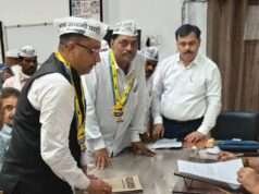 लोन दिलाने के नाम पर महिलाओं से लाखों की ठगी, सैकड़ों महिलाओं का डीएम कार्यालय पर प्रदर्शन