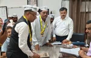 लोन दिलाने के नाम पर महिलाओं से लाखों की ठगी, सैकड़ों महिलाओं का डीएम कार्यालय पर प्रदर्शन