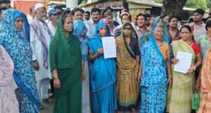 रोजगार पर संकट की आशंका, आजाद गंज के सब्जी व्यापारियों ने डीएम से लगाई गुहार