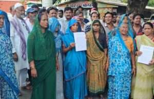 रोजगार पर संकट की आशंका, आजाद गंज के सब्जी व्यापारियों ने डीएम से लगाई गुहार