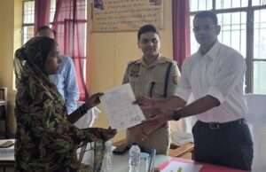 तहसील तुलसीपुर में सम्पूर्ण समाधान दिवस में डीएम ने पात्र लाभार्थियों को वितरित किया आवासीय भूमि का पट्टा