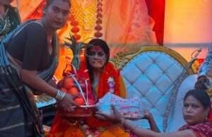 महामण्डलेश्वर कल्याणीनंद गिरि की निकली भव्य शोभायात्रा, दिया आशीष