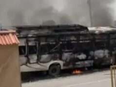डिवाइडर से टकराने के बाद सवारियों से भरी बस में लगी भीषण आग, यात्री सुरक्षित