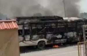 डिवाइडर से टकराने के बाद सवारियों से भरी बस में लगी भीषण आग, यात्री सुरक्षित