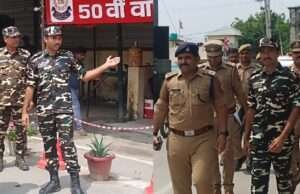 बढ़नी बॉर्डर पर सुरक्षा सख्त, सीओ मयंक द्विवेदी की अगुवाई में पुलिस और एसएसबी ने किया फ्लैग मार्च