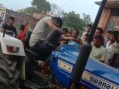 सड़क के किनारे खड़ी बाइक पर चढ़ गया अनियंत्रित ट्रैक्टर, हुई क्षतिग्रस्त