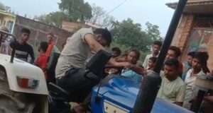 सड़क के किनारे खड़ी बाइक पर चढ़ गया अनियंत्रित ट्रैक्टर, हुई क्षतिग्रस्त