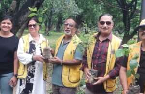 चंद्रशेखर आजाद की जयंती पर लायंस क्लब ने कंपनी बाग में किया वृक्षारोपण